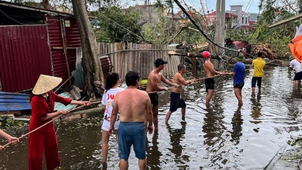 vietnam-floods-hundreds-dead