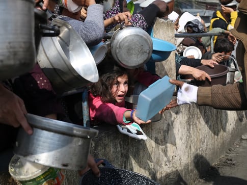 Palestinians, food line, Gaza, Rafah, Israeli offensive, starvation, humanitarian crisis, famine, blockade,