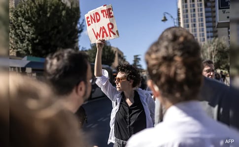 Israeli police, makeshift barricades, Gaza war protest, public unrest