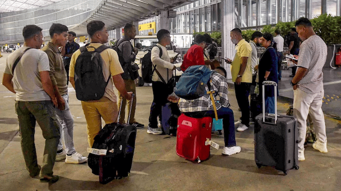 Foreign tech workers waiting in long immigration line at U.S. airport amid Trump’s $100,000 H-1B visa fee