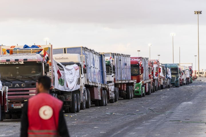 Aid trucks queue at Rafah Crossing as ceasefire talks wobble during Day 672 of the Israel–Palestine conflict
