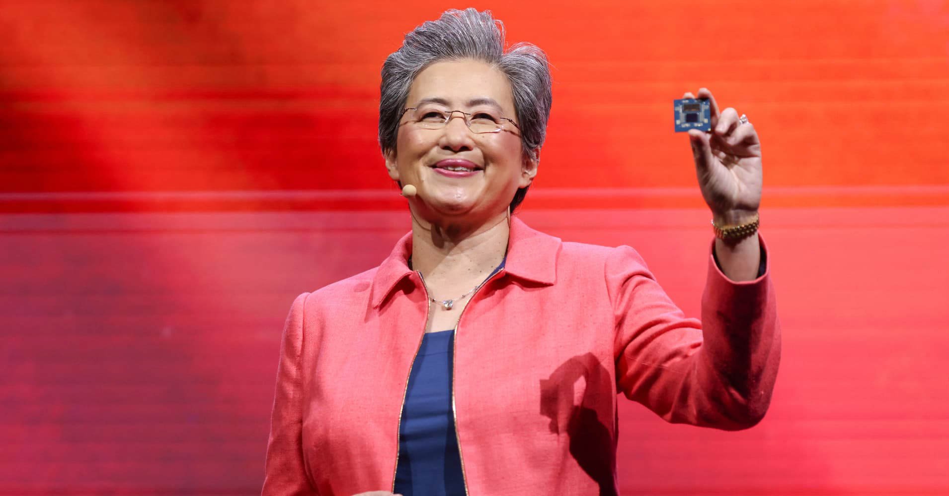 Lisa Su outlines the Instinct roadmap isa Su holding a data center chip during a keynote