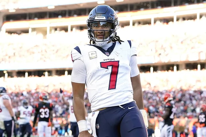 Houston Texans vs Dallas Cowboys 2025 NFL game action featuring Joe Mixon
