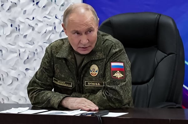 Russian President Vladimir Putin engaging with military commanders amid Ukraine conflict December 2025