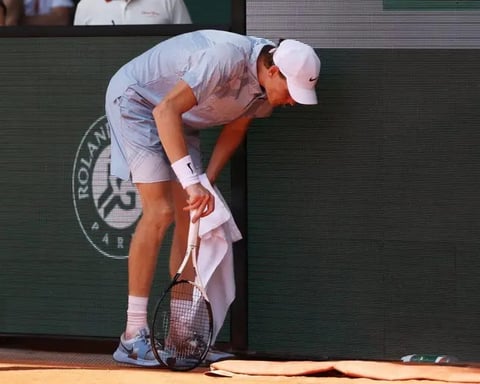 Jannik Sinner reacts during his shocking French Open 2026 defeat against Juan Manuel Cerúndolo in extreme Paris heat