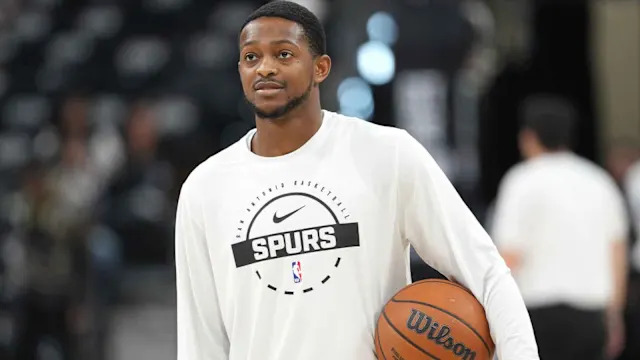 De'Aaron Fox reacts before Spurs vs Thunder Game 1 after being ruled out with ankle soreness
