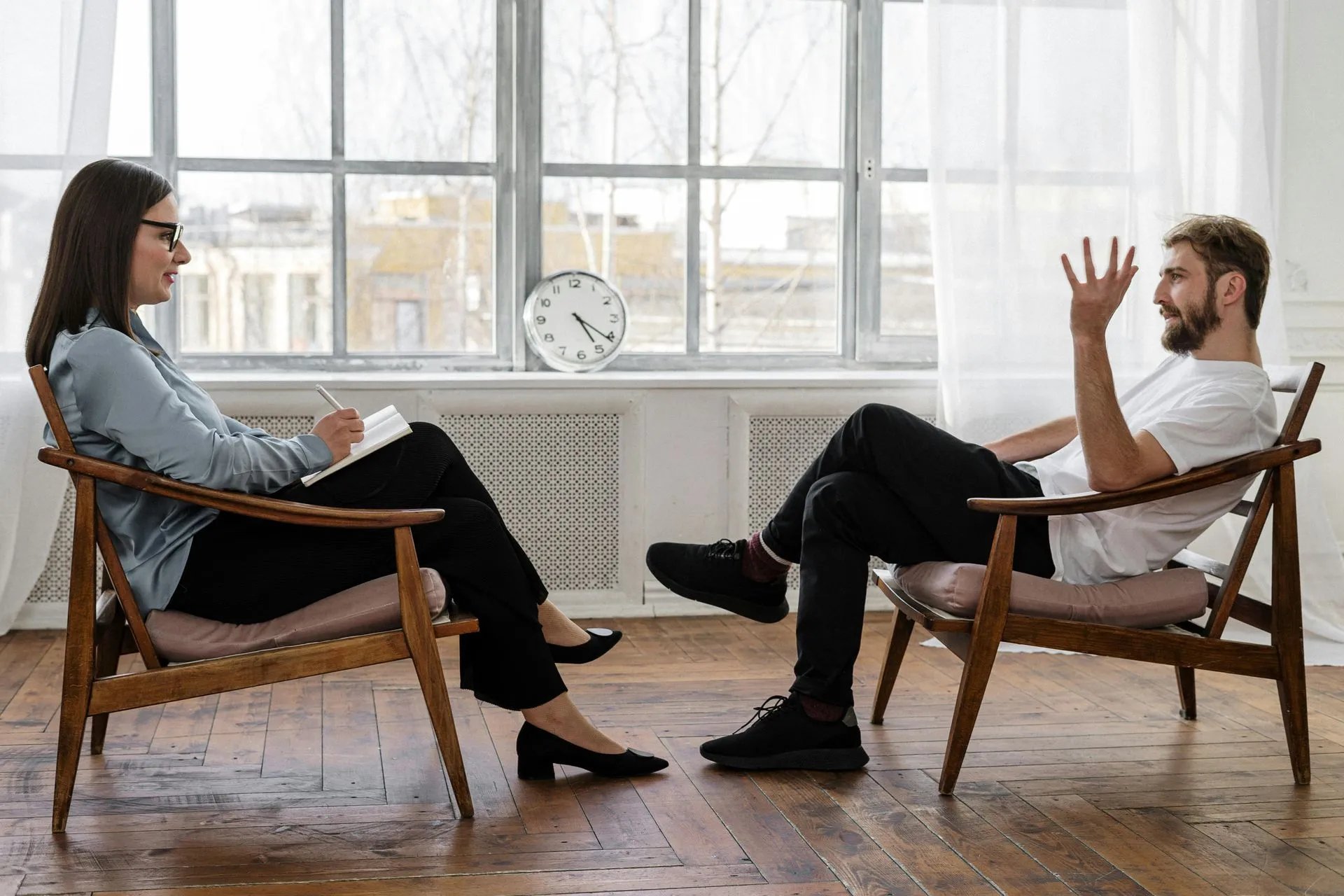 Therapy-Based Mental Health Treatment in the US Therapy session illustrating non-pharmacological mental health treatment options