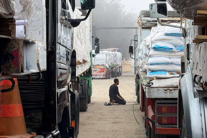 Trucks carrying humanitarian aid lined up at the Rafah border crossing into Gaza
