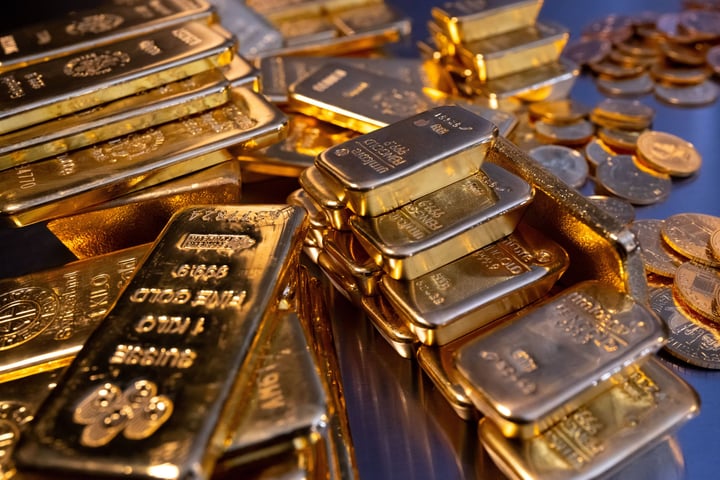 Stacked gold bullion bars in a central bank vault as ECB confirms gold has overtaken US Treasuries in global reserves