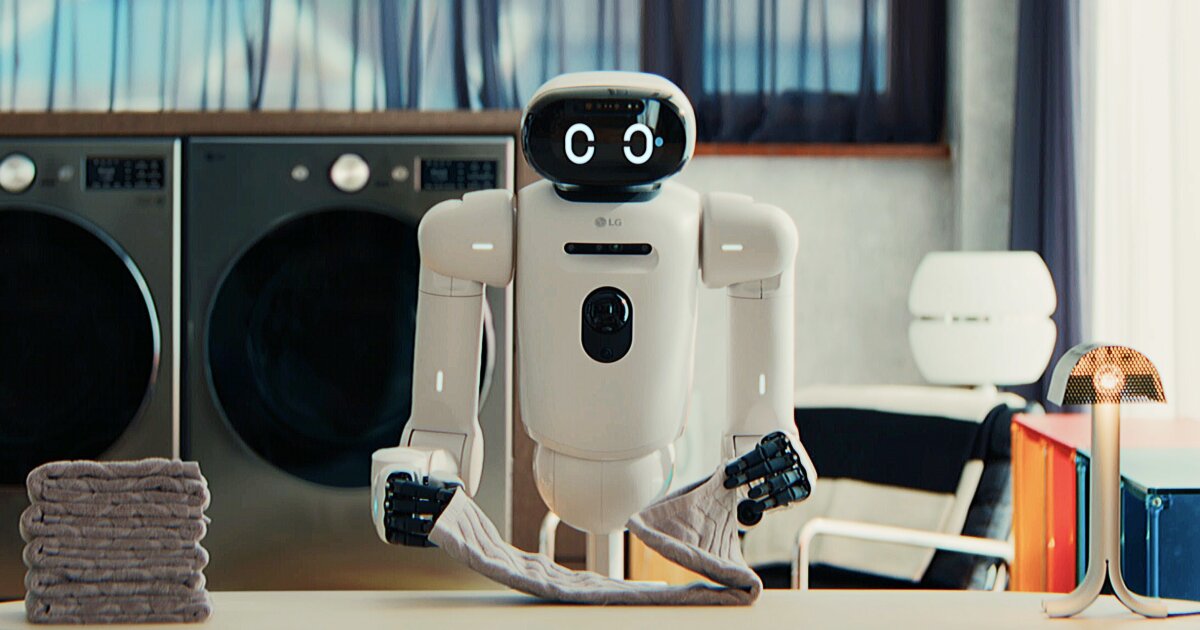 LG CLOiD wheeled humanoid robot performing household tasks at CES 2026 demo