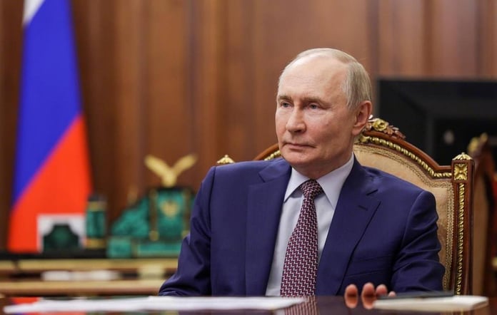 Russian President Vladimir Putin and Belarusian President Alexander Lukashenko discuss allied cooperation in phone call