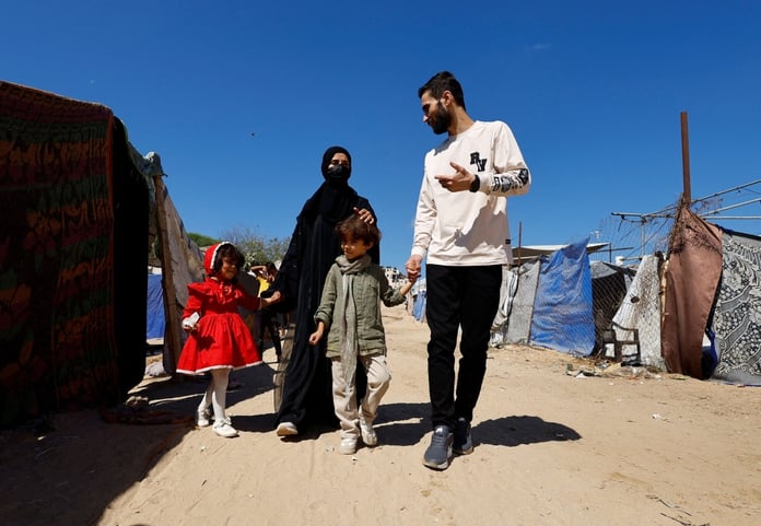 Palestinian journalist Shady Abu Sedo reunited with his wife and children in Khan Younis after 572 days in Israeli detention
