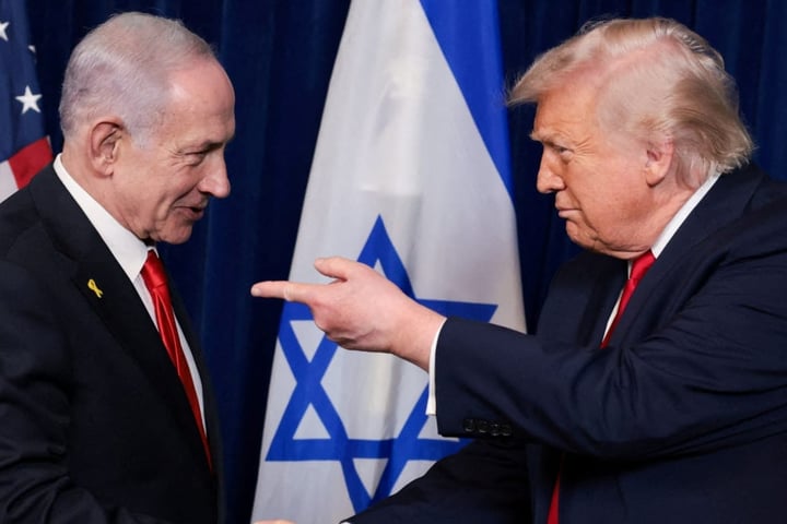 Donald Trump points finger at Benjamin Netanyahu at Mar-a-Lago press conference December 2025
