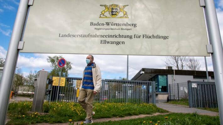 Corona crisis - barracked in the refugee camp - politics