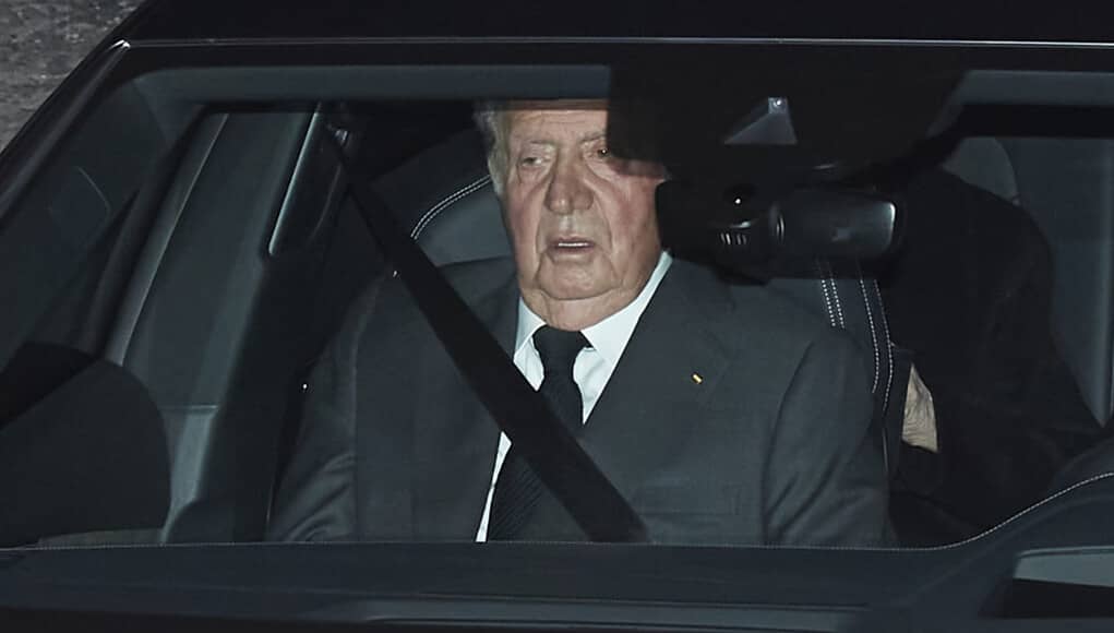 The departure of the former king abroad compromises the state