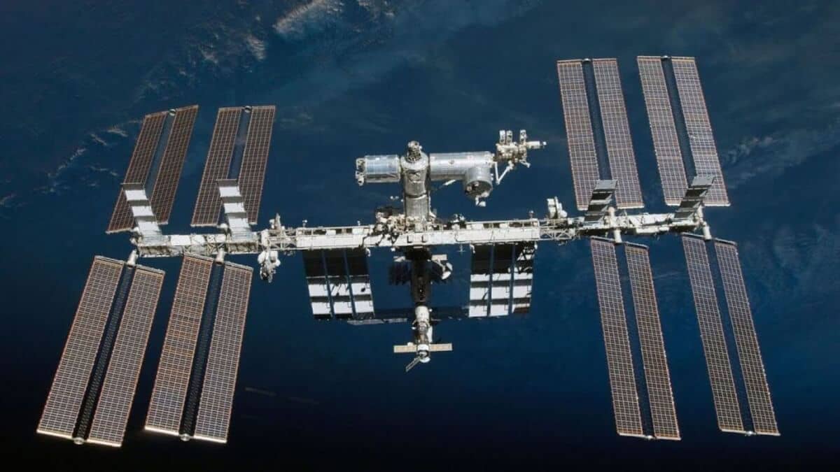 Astronauts find the leak at the International Space Station international space station, iss leak, russian astronauts