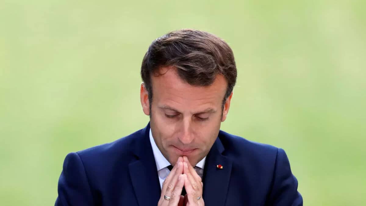 Macron France Christmas curfew