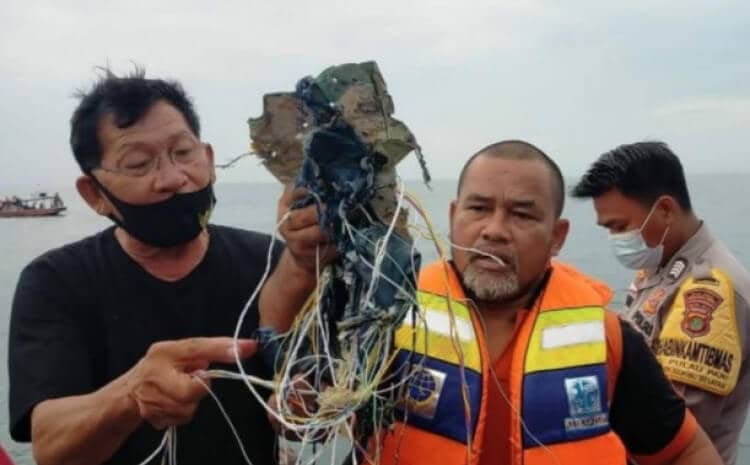 Witness to a plane crash: It landed like lightning and exploded Sriwijaya Airplane, PLANE CRASH, JAKARTA, INDONESIA PLANE CRASH