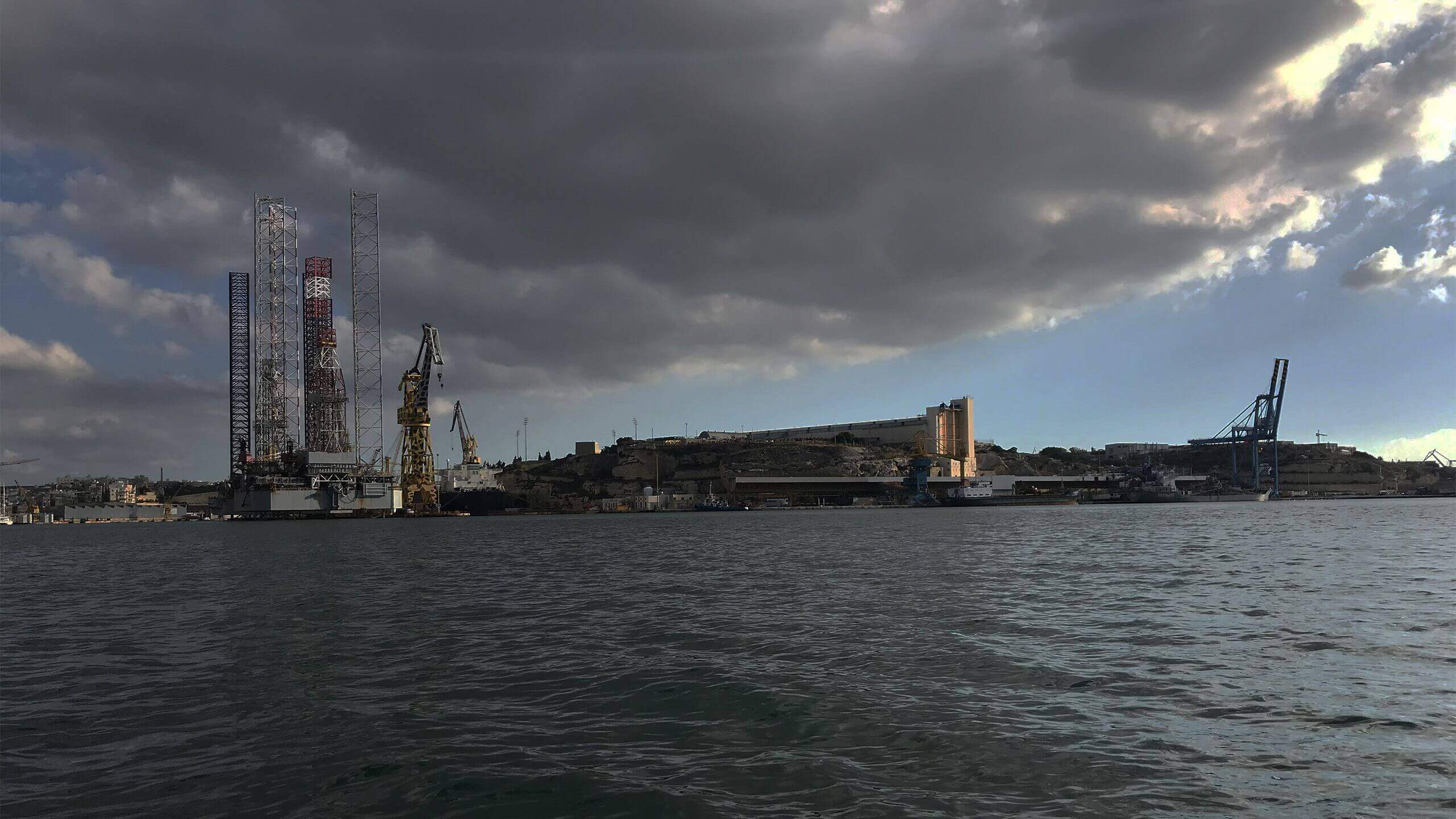 Oil smuggling in Libya: from oil depots to ISIS. Society suffers from chaos