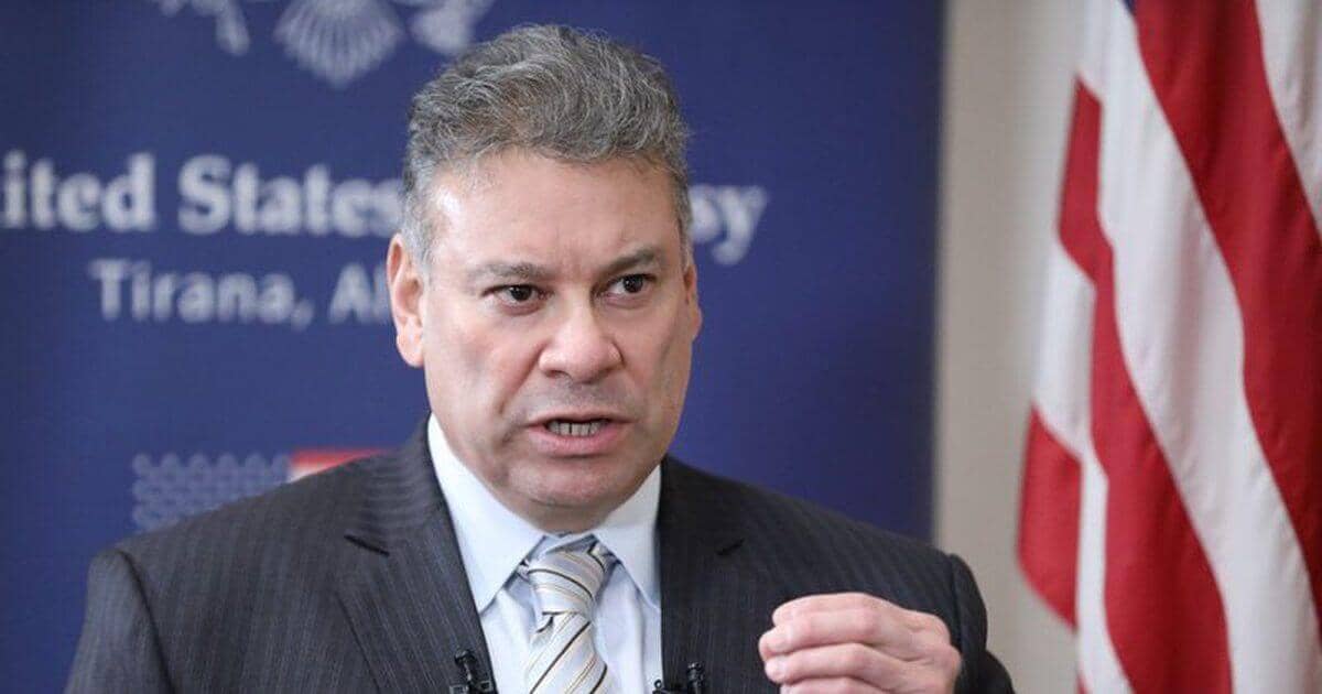 Escobar hopes that the new government in Serbia imposes sanctions on Russia