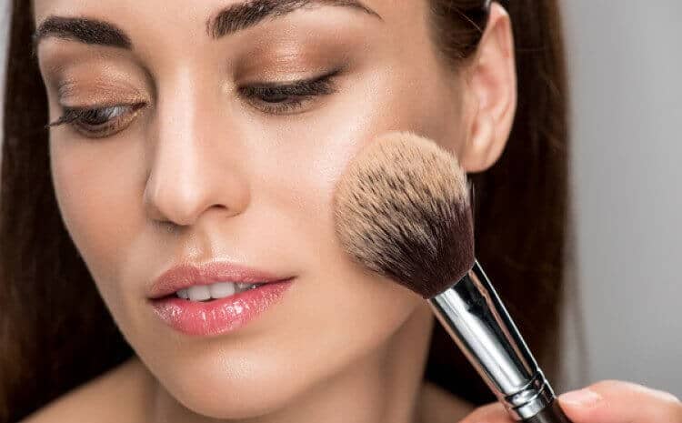 Loose powder, the secret of permanent make-up during summer days