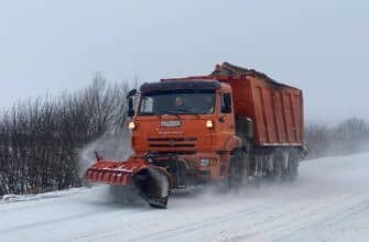 In Omsk, heaps of snow pile up at public transport