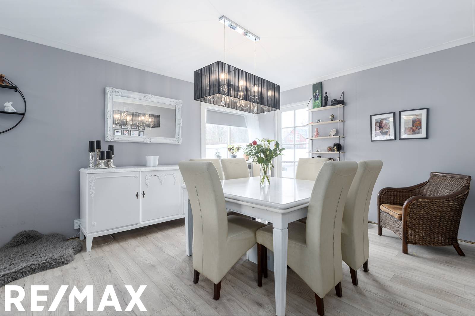 Detached house with a neighbor quality of life center