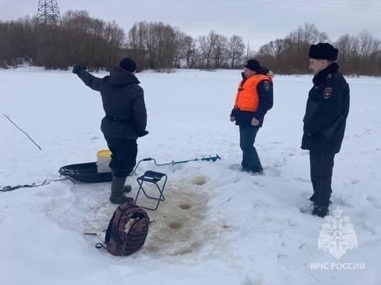 GIMS employees prohibit fishermen from going out on the ice