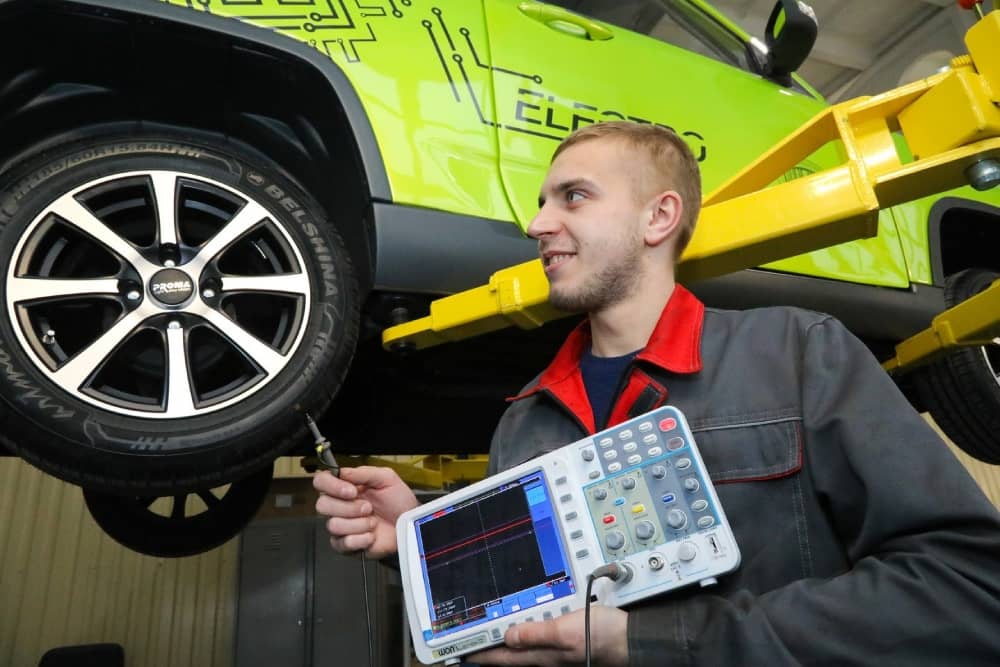 SOYUZ correspondent visited one of the main Allied engineering