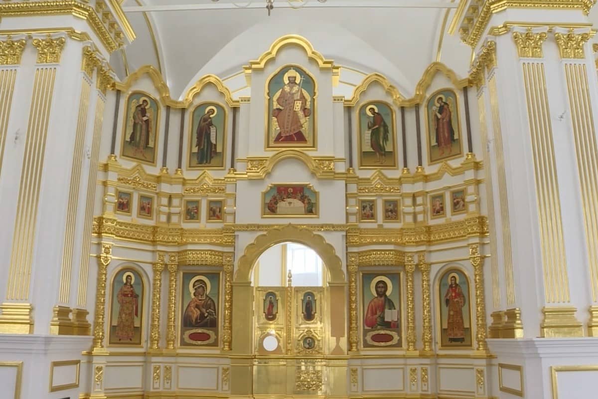 In the Kostroma Kremlin, the installation of the iconostasis of
