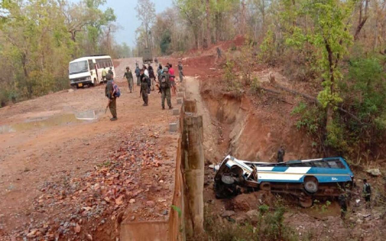 Chhattisgarh: After the death of 11 including 10 jawans in a Naxalite blast, all the districts of Bastar are on alert.