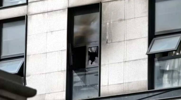Fierce fire in Chinese hospital, people were seen hanging from AC on the window to save their lives, many jumped
