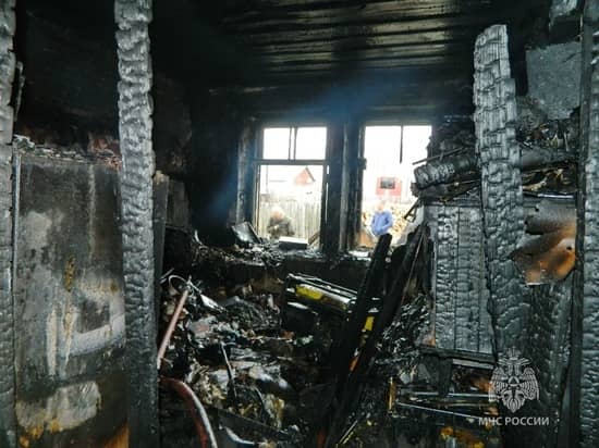In Smolensk, in Krasny Bor, firefighters defended a building from