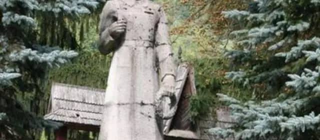 In Transcarpathia, villagers defended a monument to soldiers-liberators, their ancestors