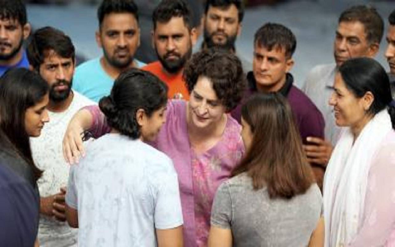 Priyanka Gandhi: Priyanka reaches Jantar Mantar to meet players, demands removal of Brij Bhushan.|