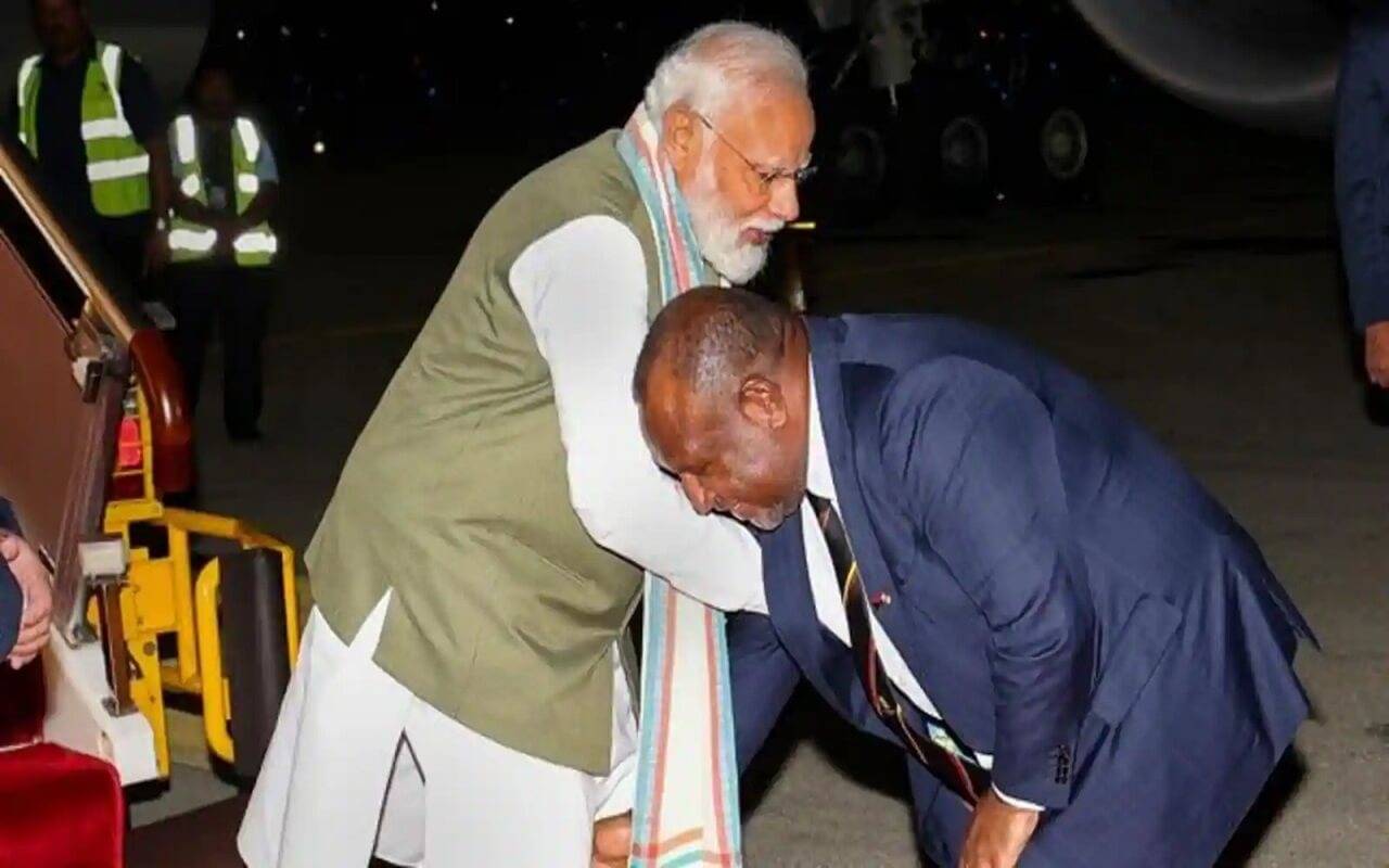Modi in Papua New Guinea: This country broke its years old tradition for PM Modi, Prime Minister James welcomed Modi by touching his feet