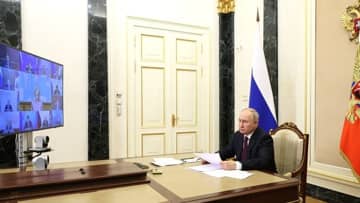 what topics did Putin discuss at a meeting with government