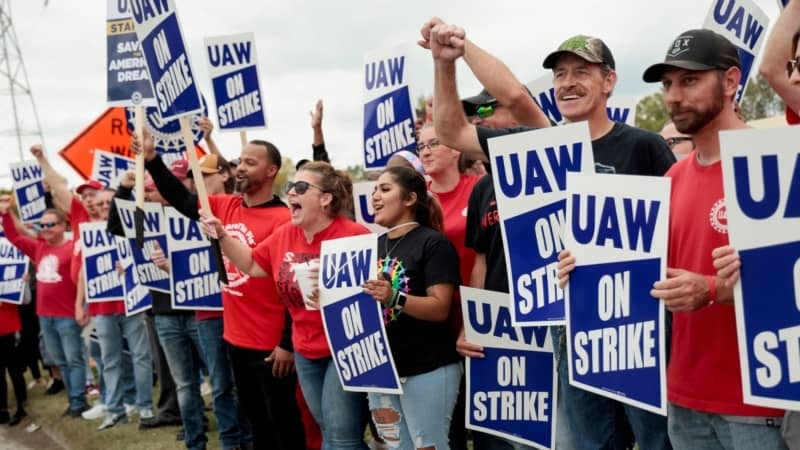 7,000 more Ford and GM auto workers join union strike