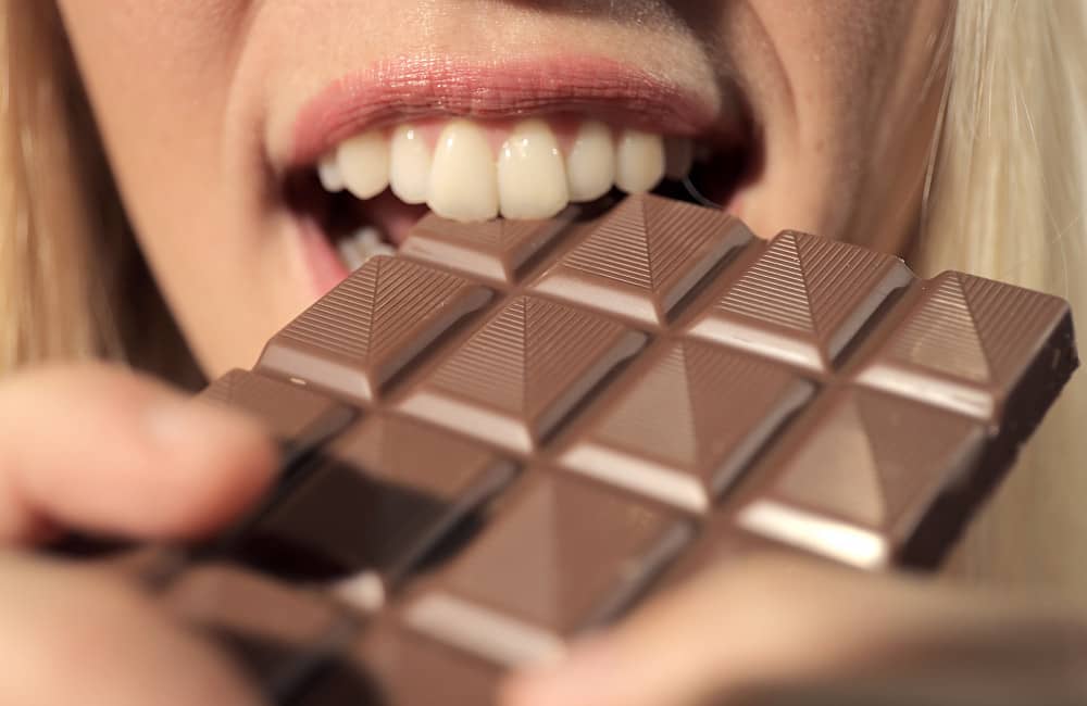 Eating chocolate improves a woman’s mood