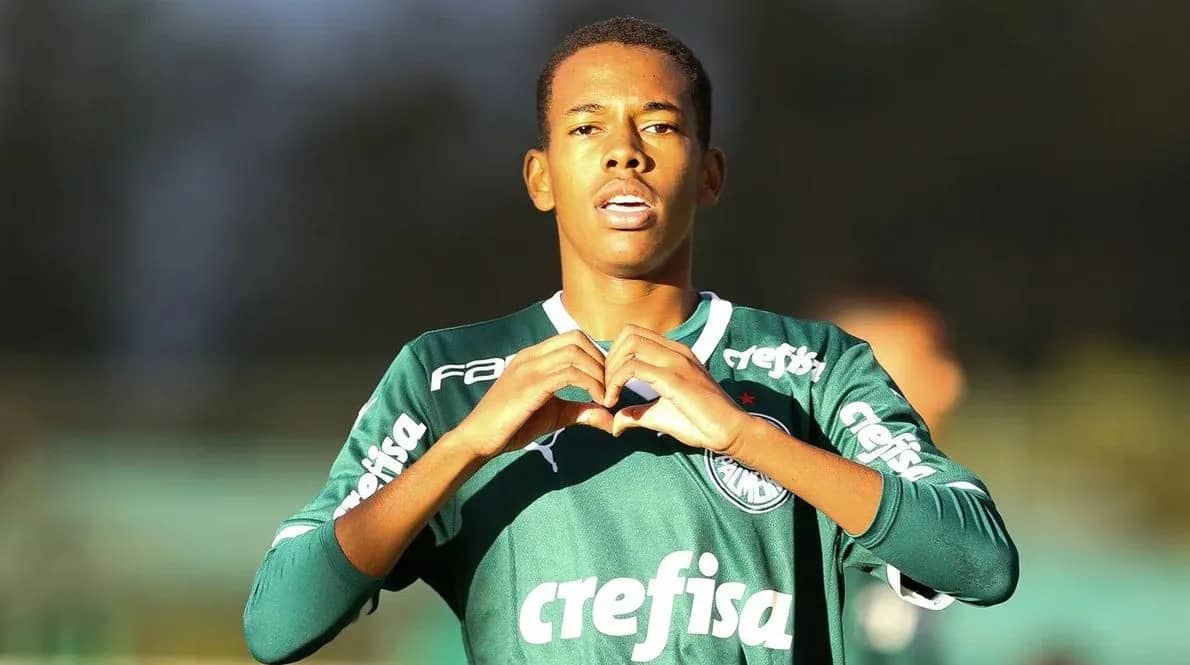 Barcelona leads the race for Brazilian prodigy Estevao amid stiff competition from Premier League and European giants