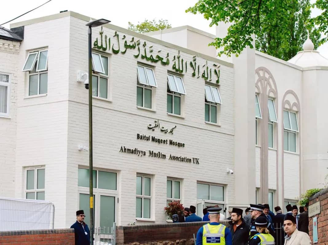 Walsall VE Day, Ahmadiyya Muslim Community, mosque prayers VE Day, WWII veteran tribute, peace banners, interfaith unity, remembrance event UK, Ahmadi Muslims Walsall, Hazrat Mirza Masroor Ahmad, community outreach Muslims, 80th VE Day anniversary, British Muslims honoring veterans, Islamic peace message, Love for All Hatred for None