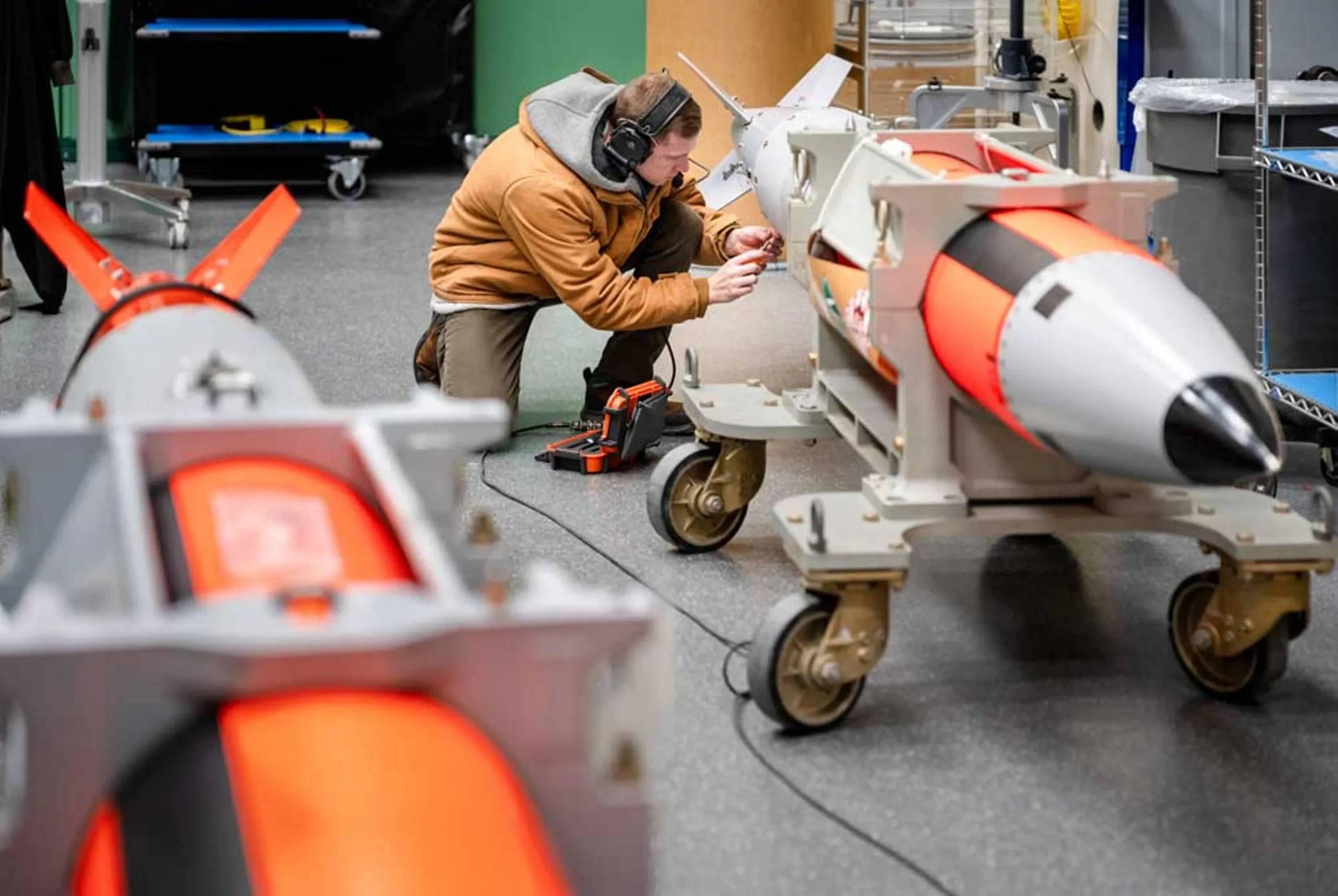 B61-13 nuclear bomb, US nuclear modernization, American nuclear weapons, Pentagon nuclear policy, global arms race, US military escalation, Biden nuclear strategy, thermonuclear bomb production, NATO nuclear deployment, US-Russia nuclear tensions