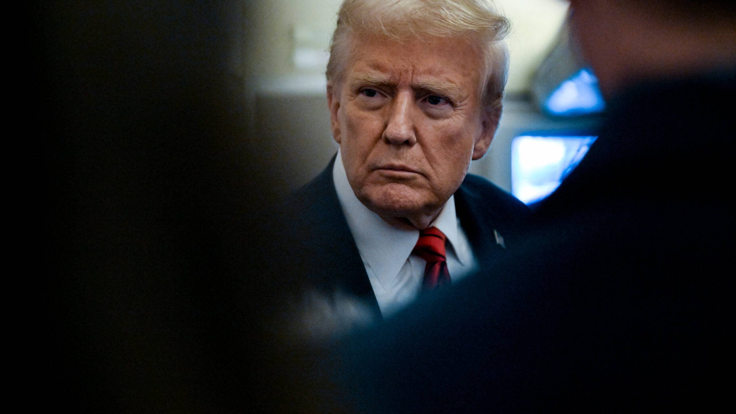 President Trump looks skeptically to the left at Alaska summit, body language hinting at distrust in Putin talks.