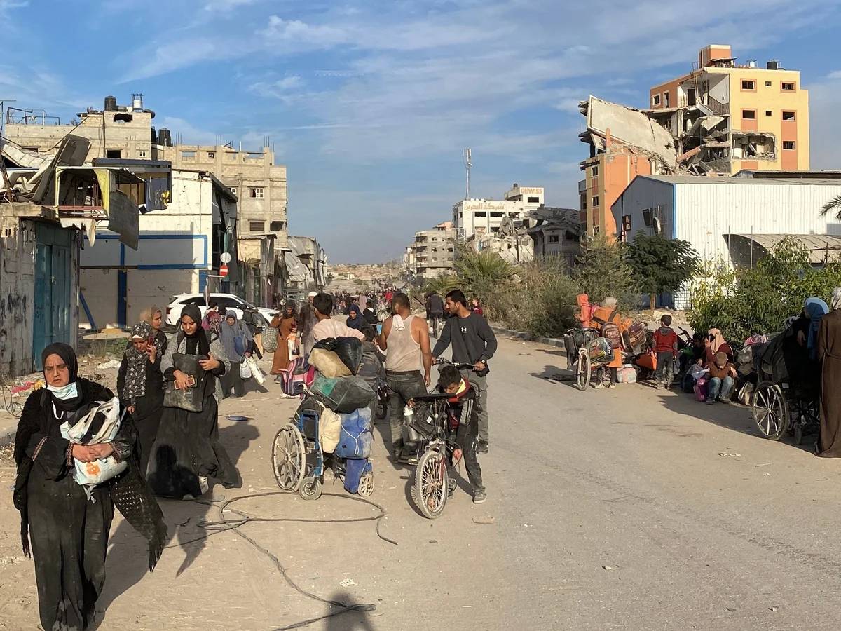 Displaced families evacuate Gaza City along the coastal road after new orders