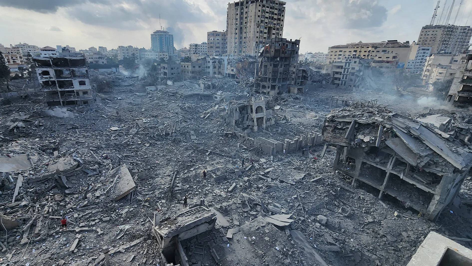 civilians fleeing gaza strip amid israeli gaza war destruction