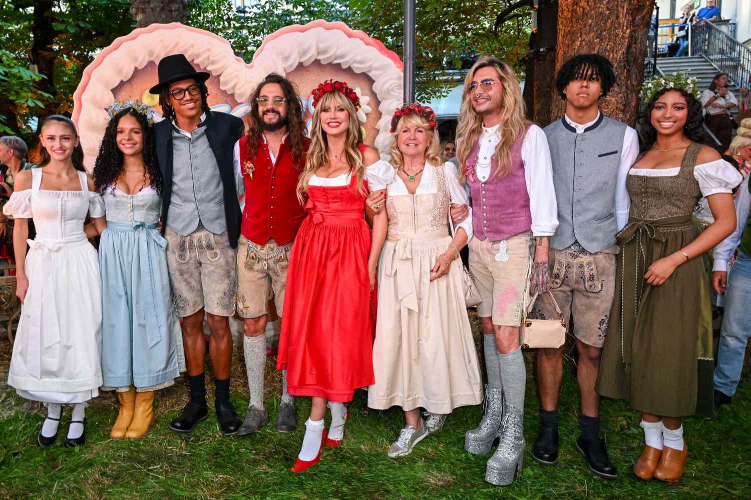 Heidi Klum poses with Leni, Henry, Johan and Lou at Hofbräuhaus Munich during HeidiFest