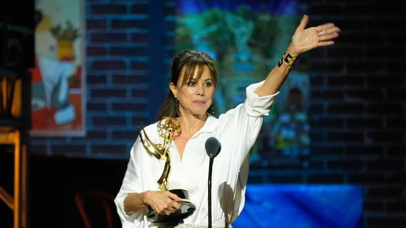 Nancy Lee Grahn waves to the crowd after winning Outstanding Lead Actress at the 52nd Daytime Emmys in Pasadena