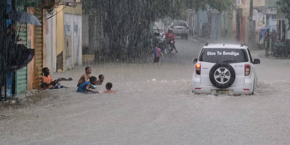 Storm surge from Hurricane Melissa crashes over Kingston seawall as Jamaica braces for landfall