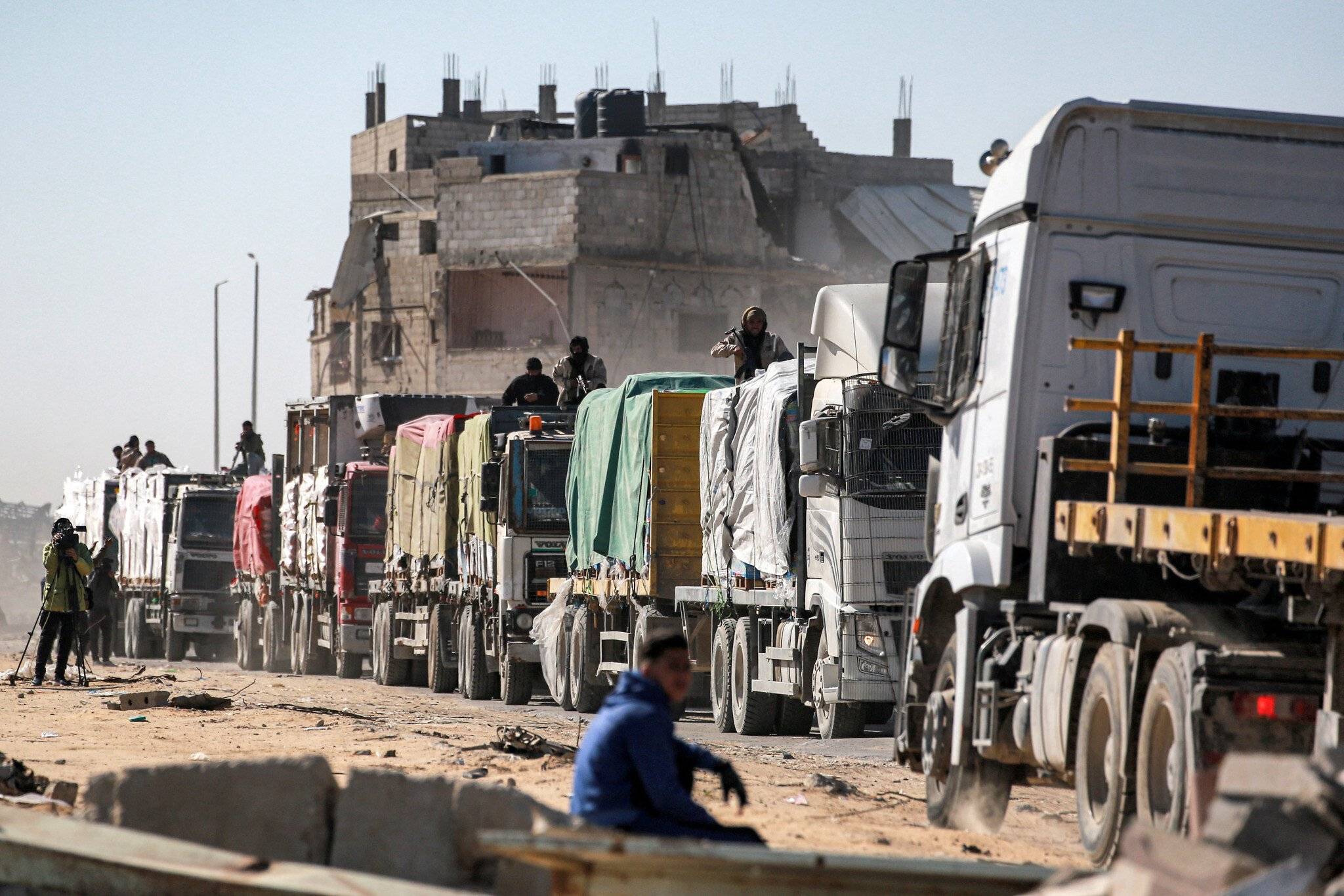 Aid trucks line up at Kerem Shalom crossing at dawn as Gaza ceasefire tests gate schedules