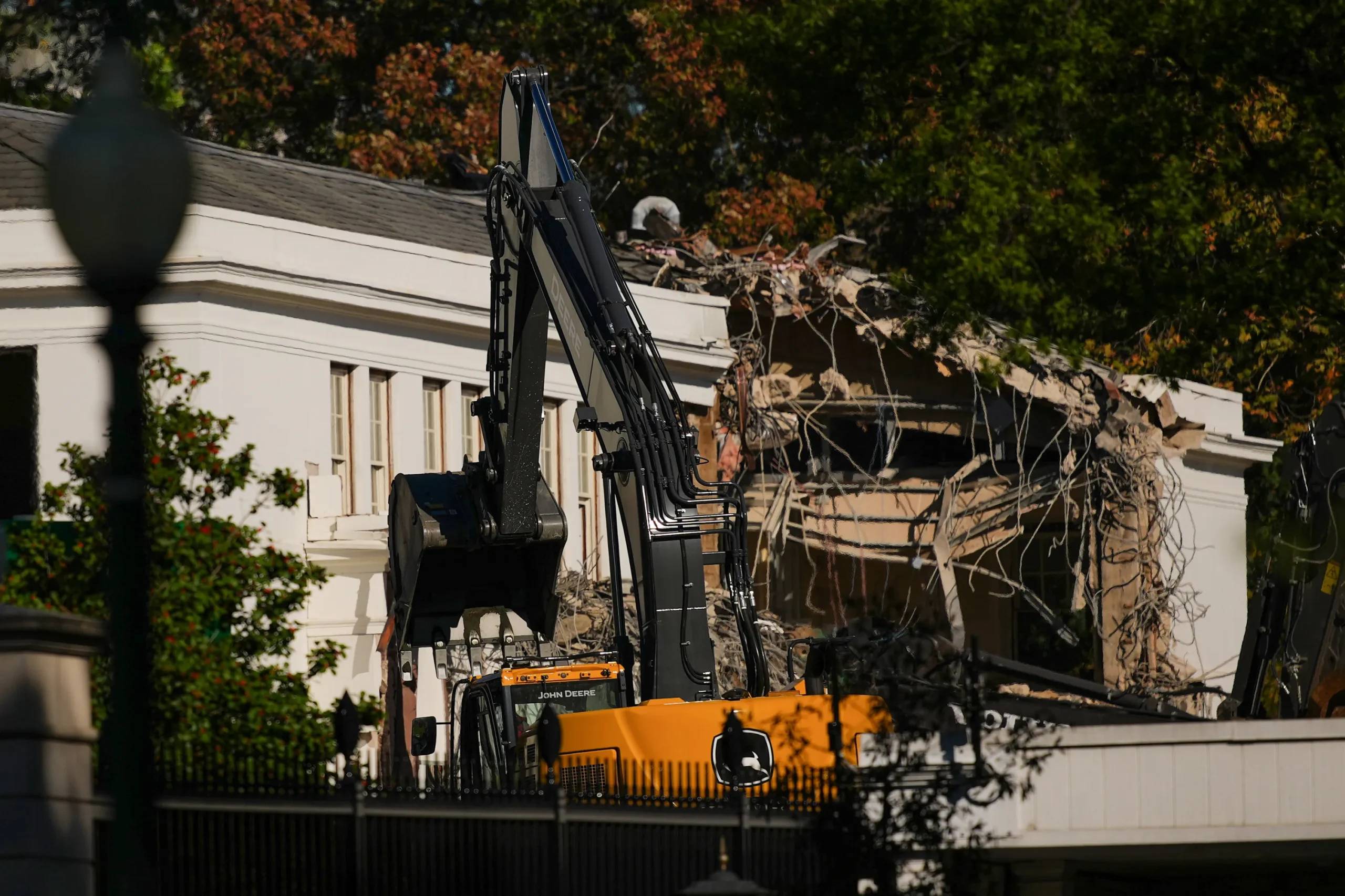 Trump’s Ballroom Bulldozes East Wing, Oversight in Chaos Trump’s Ballroom Bulldozes East Wing, Oversight in Chaos